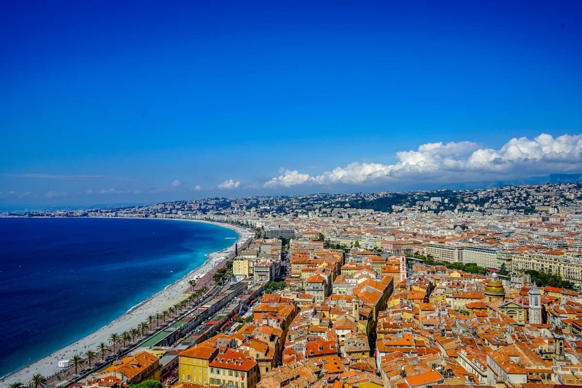 Luchtfoto van Nice en de baai langs de Franse Middellandse Zeekust